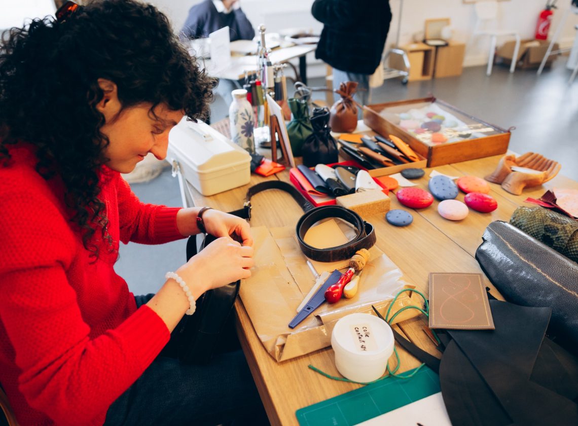 Les ateliers maroquinerie : s’initier au savoir-faire du cuir