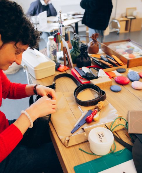 Les ateliers maroquinerie : s’initier au savoir-faire du cuir