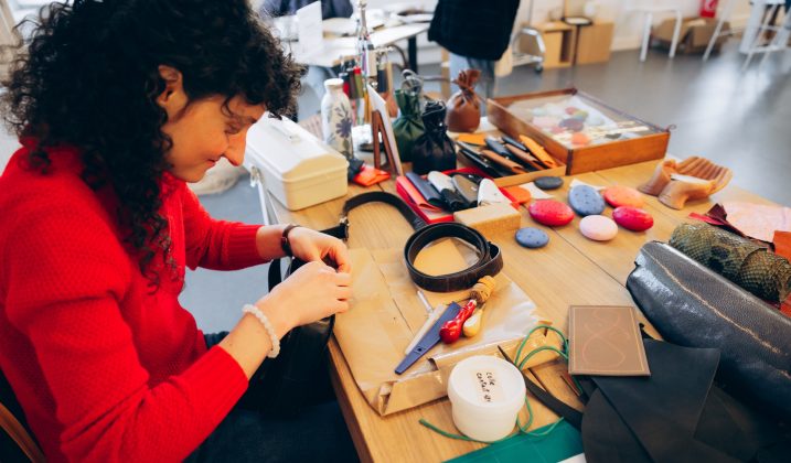 Les ateliers maroquinerie : s’initier au savoir-faire du cuir
